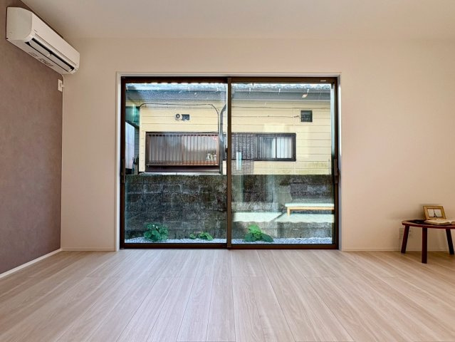 高知市福井町　新築一戸建ての居間・リビング|大きな掃き出し窓で光をたっぷり確保。明るく開放的なリビング空間で毎日がより心地よく過ごせます。