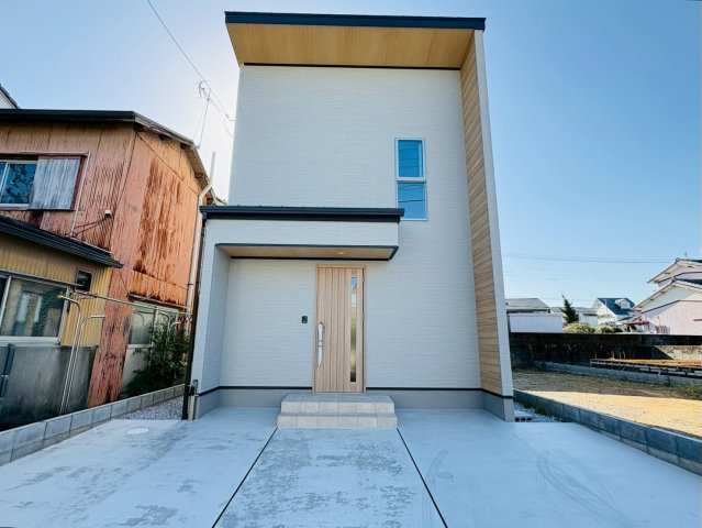 「グレージュインテリア」高知市福井町　新築一戸建ての外観|木目が映えるシンプルモダン外観。広い前面スペースで駐車しやすく、毎日の暮らしが快適になる住まいです♪