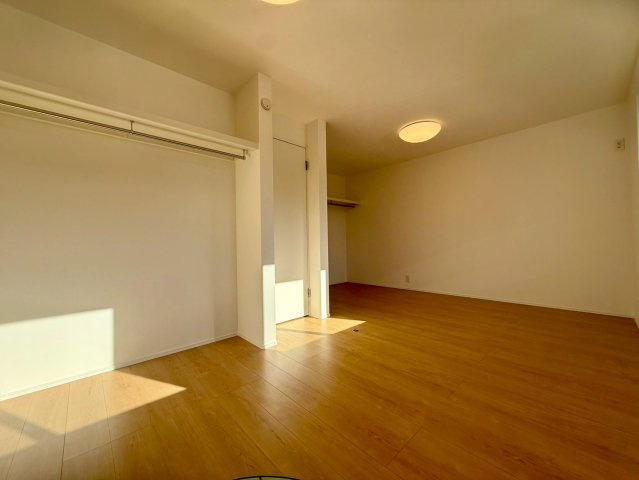 高知市福井町　新築一戸建ての洋室|陽射しがたっぷり入る広い洋室。2つのハンガーパイプで収納しやすく、使い勝手の良い空間です