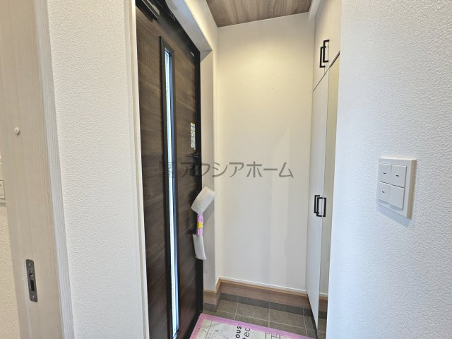所沢市中新井1丁目・全1棟　新築一戸建　～南西角地～の玄関