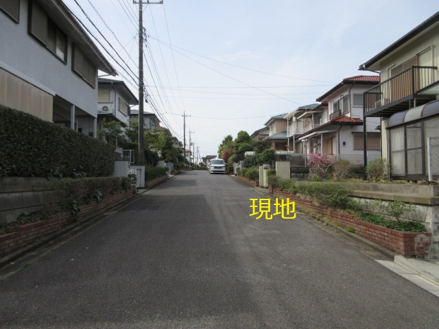 中古戸建　鳩山町楓ヶ丘3-15-5（リフォーム住宅）の前面道路含む現地写真