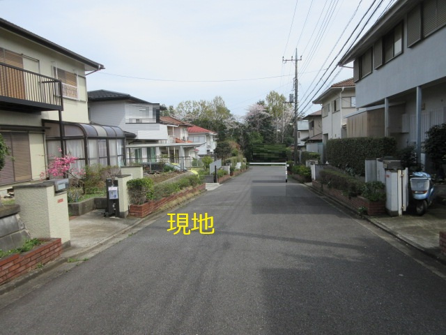 中古戸建　鳩山町楓ヶ丘3-15-5（リフォーム住宅）の前面道路含む現地写真