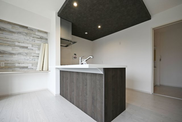 テラシエ花屋敷つつじガ丘新築一戸建て│4LDK+並列駐車2台可のキッチン|キッチン上部は折下天井を採用でデザイン性を向上させています。ダウンライトを4基採用し、作業性を確保。