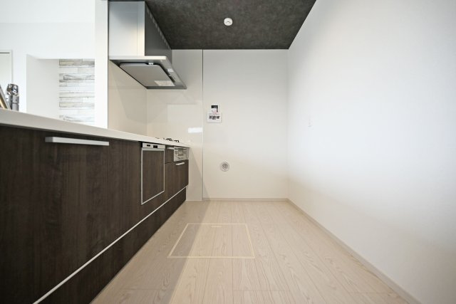 テラシエ花屋敷つつじガ丘新築一戸建て│4LDK+並列駐車2台可のキッチン|キッチン後ろのスペースも広く、ご入居後に設置するカップボードの幅も広がります。特にLDKが広い住宅の場合はカップボードなどのメインインテリアを大きくするとバランスが良くなります。