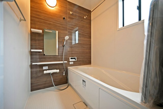 テラシエ花屋敷つつじガ丘新築一戸建て│4LDK+並列駐車2台可の浴室|1階浴室の内観写真です。浴室暖房乾燥機付きの1616サイズ、Housetec製のユニットバスを導入しました。