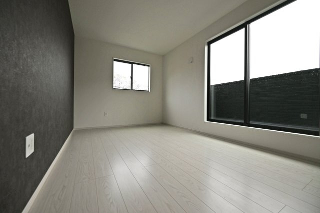 テラシエ花屋敷つつじガ丘新築一戸建て│4LDK+並列駐車2台可の寝室|主寝室にはアクセントクロスを配置し、採光も十分に考えた設計をしています。 アクセントクロスはそんなときの「発想」を手助けします。