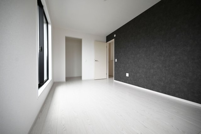 テラシエ花屋敷つつじガ丘新築一戸建て│4LDK+並列駐車2台可の収納|-主寝室(2F)- WICLを備えており、夫婦のプライベート用品をすっきり収納することが出来ます。