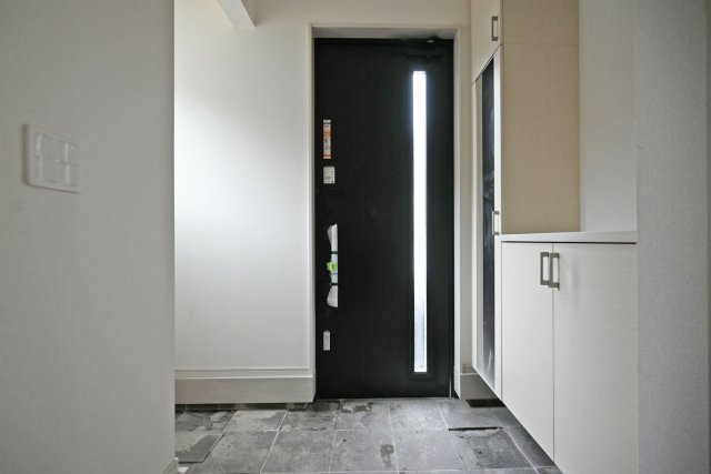テラシエ花屋敷つつじガ丘新築一戸建て│4LDK+並列駐車2台可の玄関|1階玄関に入ってすぐの内観写真です。 上部まで収納があるシューズBOX付き。 毎日使う玄関回りも常に片付いた状態を維持できそうです。