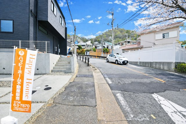 テラシエ花屋敷つつじガ丘新築一戸建て│4LDK+並列駐車2台可の前面道路含む現地写真|前面道路は東側に約9.1ｍ幅です。