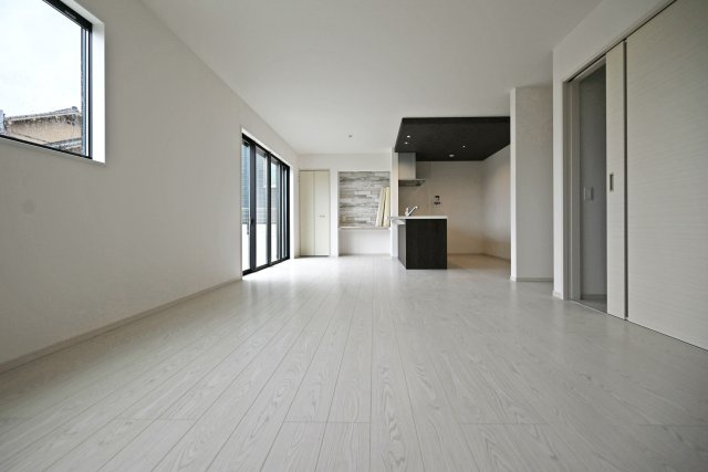 テラシエ花屋敷つつじガ丘新築一戸建て│4LDK+並列駐車2台可の居間・リビング|対面式キッチンやリビング階段など家族同士のつながりを感じやすい設計を基調としています。キッチンに折下天井を設けるなどデザイン性を向上させた内観に仕上がりました。