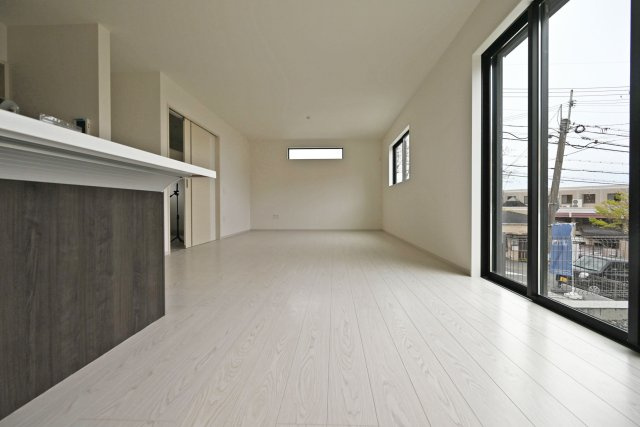 テラシエ花屋敷つつじガ丘新築一戸建て│4LDK+並列駐車2台可のダイニング|1階LDKをキッチン側から正面に撮影した内観写真です。奥行きがある縦長リビングなので、収納や家具の配置、インテリアコーディネートがしやすいです。