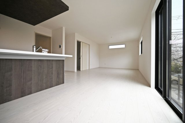 テラシエ花屋敷つつじガ丘新築一戸建て│4LDK+並列駐車2台可のダイニング|リビングダイニングが長方形に近い設計で、一体的に活用できるため、食事の時以外にもダイニングテーブルで寛ぎながらご家族やご友人方とのお時間を過ごすことが出来ます。