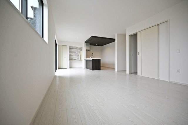 テラシエ花屋敷つつじガ丘新築一戸建て│4LDK+並列駐車2台可の居間・リビング|1階LDKをリビング側から撮影した内観写真です。ナチュラルテイストな内装はどんな家具も合わせやすく、お好みのインテリアコーディネートをお楽しみいただけます。
