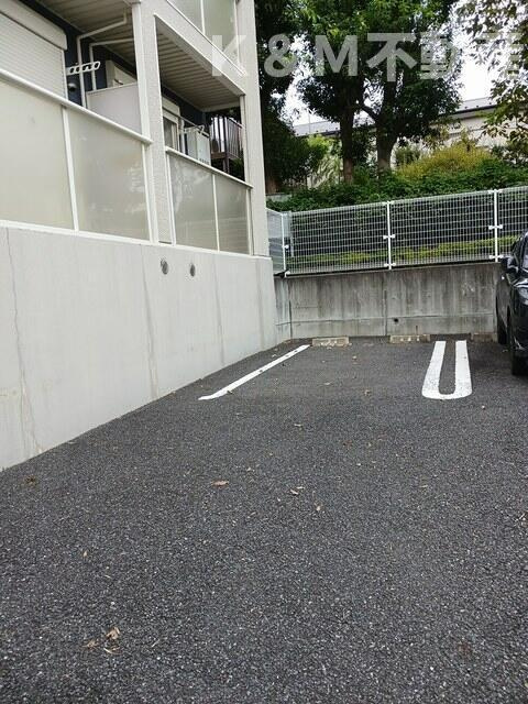コリーナ　アーリエスⅡの駐車場|カースペースがあります