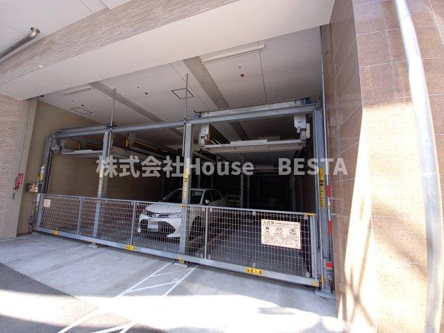 SERENiTE三宮の駐車場