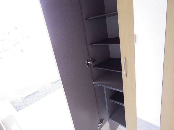 フローラ・ウィル Aの玄関|トールタイプシューズBOX(姿見鏡付)