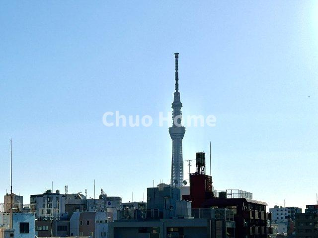 朝日蔵前プラザの展望|手を伸ばせば、ふれることが出来そうな環境が、そのままインテリアになったような印象です。その豊かな眺望にふさわしい空間には、通風・採光にも優れ、心地よい光と風があふれています