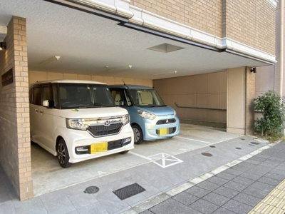 【駐車場】 | ＴＫアンバーコート宿院 | 車をお持ちの方に嬉しい駐車場付きの物件です