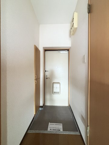 パールエステートの玄関