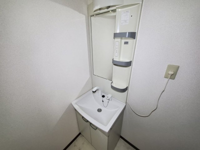 【独立洗面台】 | グランハイム岡田A | 朝の身支度には欠かせない独立洗面化粧台