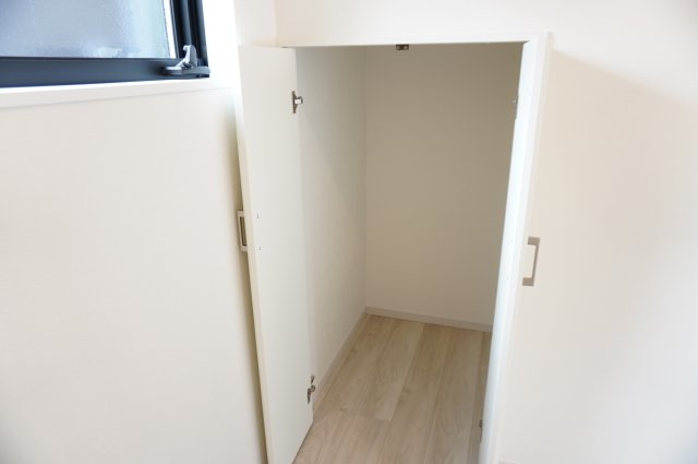 草加市旭町4丁目 新築分譲住宅の収納|リビング 階段下