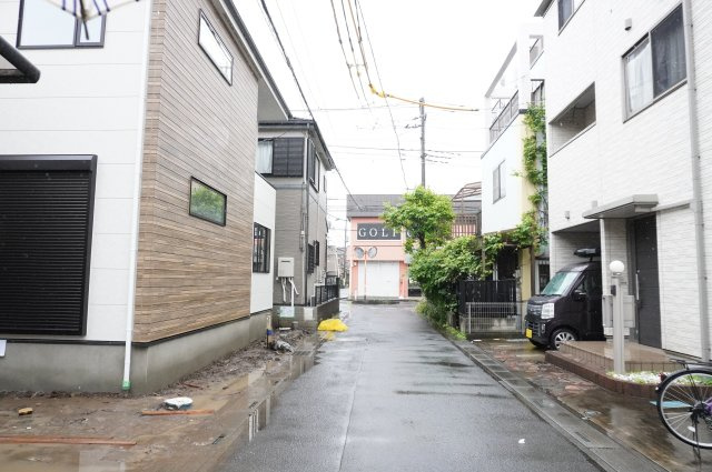 草加市旭町4丁目 新築分譲住宅の前面道路含む現地写真