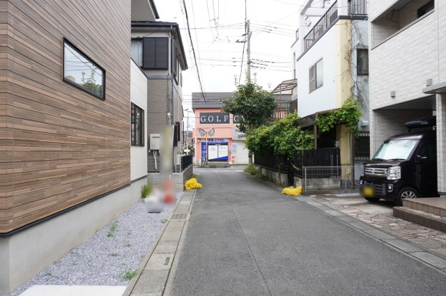 草加市旭町4丁目 新築分譲住宅の前面道路含む現地写真