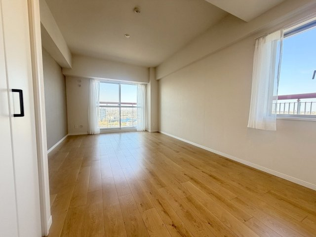 パークフィールドみさと　3街区2号館の洋室|2面採光の明るい洋室9.7帖・主寝室としていかがでしょう