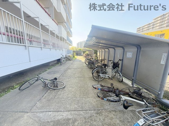 パークフィールドみさと　3街区2号館の駐輪場|屋根付き駐輪場（要空き・料金確認）