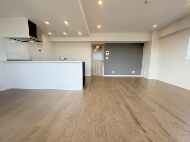 パークフィールドみさと　3街区2号館の居間・リビング|ソファやダイニングセットを置いてもゆとりのある17.3帖のリビング