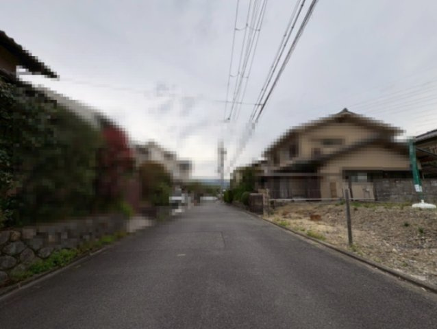 京都市西京区大原野上里男鹿町の前面道路含む現地写真|落ち着いた街並みが広がります。