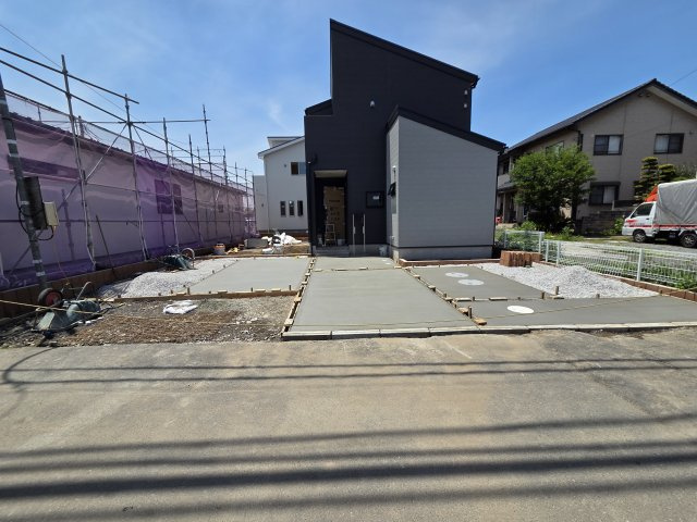 太田第2鳥山中町　1号棟　Livele Garden.Sの駐車場|現地写真　駐車は建物南東側に3台可能です！2台は並列駐車できます！