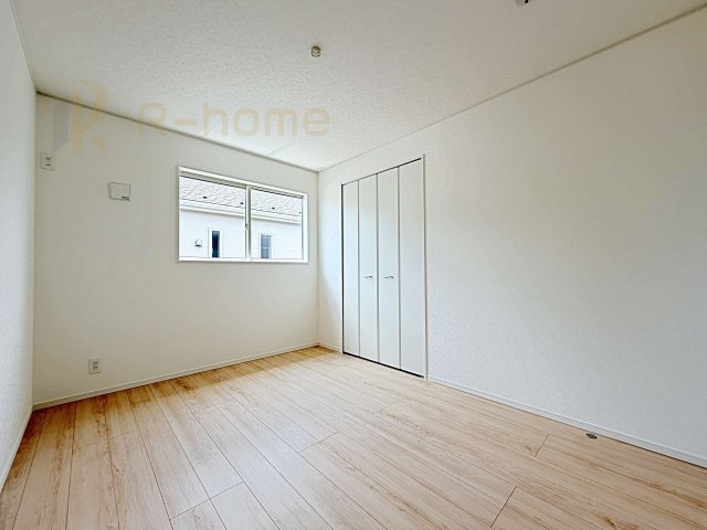 小美玉市羽刈第3　新築戸建て　1号棟の洋室|お部屋のサッシにはペアガラスを採用、高い断熱性による省エネと結露対策に有効です♪