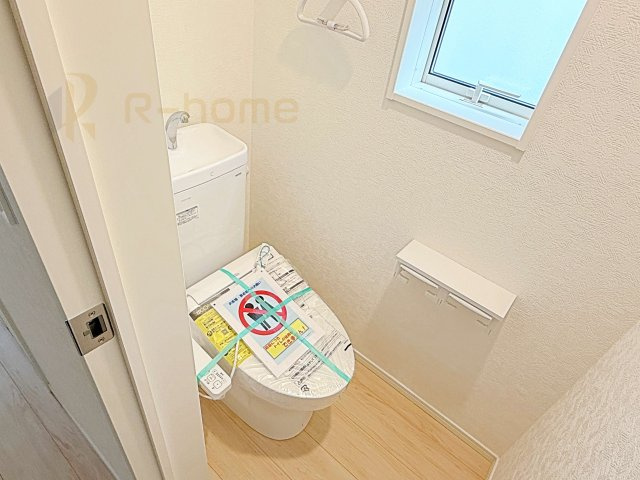 小美玉市羽刈第3　新築戸建て　1号棟のトイレ|温水洗浄便座付きのトイレ。
トイレが２ヵ所設置で朝の忙しい時間でも安心です。