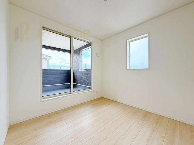 小美玉市羽刈第3　新築戸建て　1号棟の洋室|2面窓の風通しの良い洋室です♪差し込む暖かな陽当たりで、室内がくつろげる空間に早変わりです♪