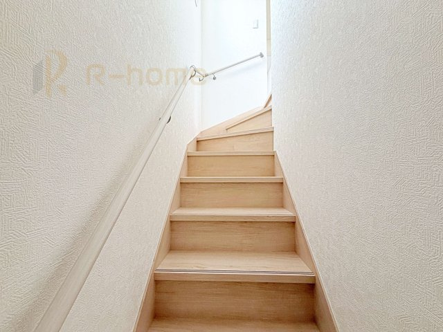 小美玉市羽刈第3　新築戸建て　1号棟の内装|手すりのついた階段！小さなお子様の利用も一安心です♪
