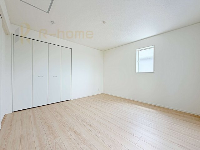 小美玉市羽刈第3　新築戸建て　1号棟の洋室|どんな部屋家具も合わせやすいシンプルな洋室！
たっぷりの日差しと心地よい風が舞い込む住まい♪