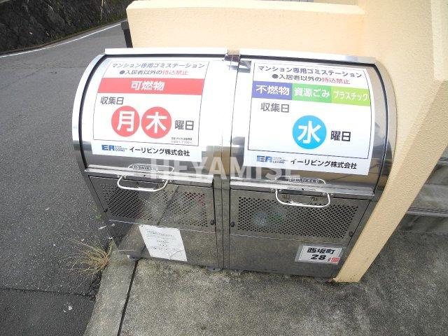 Two Livingのその他