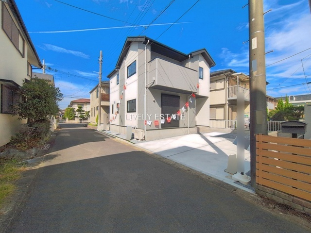越谷市千間台西4丁目 新築分譲住宅の前面道路含む現地写真