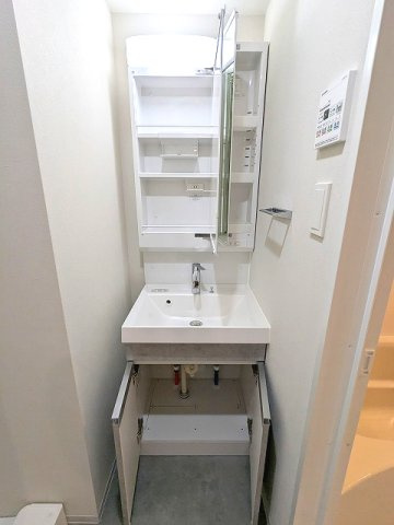 CLARITIA ASAKUSAの設備|2面鏡・ハンドシャワー付独立洗面台