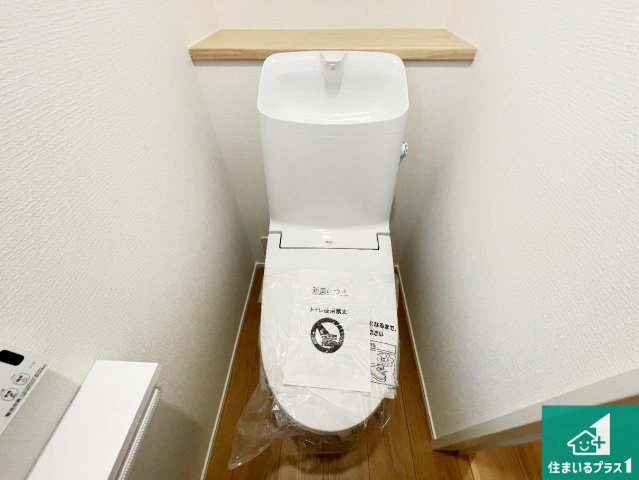 神戸市垂水区西舞子　第1期　新築一戸建てのトイレ|1・2階の2ヶ所にあるので、朝の忙しい時間の順番待ちもなく、深夜の利用にも大変便利です。