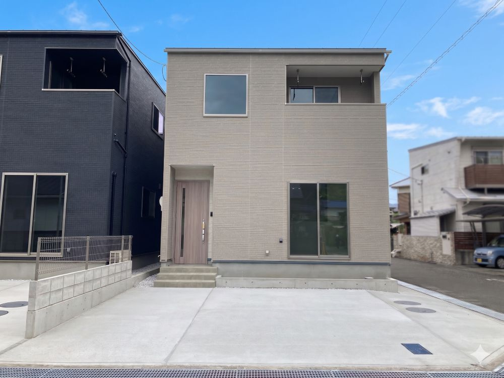 【南向き×角地】高知市朝倉建売⑯の居間・リビング|1階には15帖のリビングと4.3帖の洋室があります。※画像はイメージです。