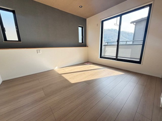 【洋室】 | 安芸区中野6丁目（中野東駅）【外構込み価格♪】NO1　 | 腰窓を配置することで、家具のレイアウトがしやすい居室です。明るい色味のフローリングが、室内の雰囲気をより軽やかに演出。全室2面採光を確保しており、風通しの良いプライベート空間となっています。