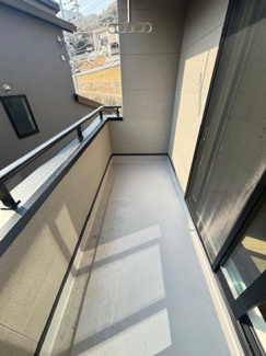 【バルコニー】 | 安芸区中野6丁目（中野東駅）【外構込み価格♪】NO1　 | 南面に配置されたバルコニーは、周囲に高い建物が少なく、心地よい日差しが差し込みます。奥行きにゆとりがあり、洗濯物や布団干しもスムーズに行えるほか、気分転換の屋外スペースとしても重宝します。