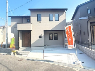 【外観】 | 安芸区中野6丁目（中野東駅）【外構込み価格♪】NO1　 | グレーのサイディングに黒のサッシが映える、スタイリッシュでモダンな外観デザイン。並列で2台駐車可能なスペースを確保しており（車種による）、玄関周りもスッキリとした印象を与えます。