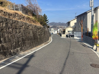 【前面道路含む現地写真】 | 安芸区中野6丁目（中野東駅）【外構込み価格♪】NO1　 | ゆとりある道幅の前面道路は、見通しが良く、お車の出し入れもスムーズに行えます。周囲は落ち着いた住宅街となっており、空が広く感じられる開放的な住環境が魅力です。