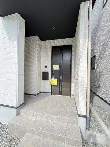 【玄関】 | 那珂川市恵子3丁目2期　1号棟（全2棟）【仲介手数料無料・0円】 | 施工例。施工例は完成時と異なる場合があります。