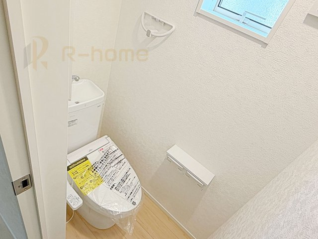 小美玉市羽刈第3　新築戸建て　2号棟のトイレ|温水洗浄便座付きのトイレ。
トイレが２ヵ所設置で朝の忙しい時間でも安心です。