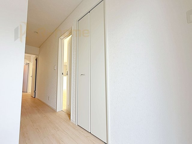 小美玉市羽刈第3　新築戸建て　2号棟の収納|掃除用具などの収納に便利なホールクローゼット付き！