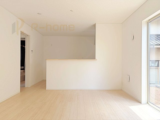 小美玉市羽刈第3　新築戸建て　2号棟のキッチン|リビングで遊ぶお子様にも目が届くカウンターキッチン！